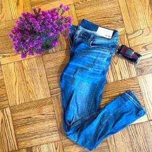 Rag & Bone
Color: William 
31 W x 30 L
Excellent Condition + Washed 
Fit 1
